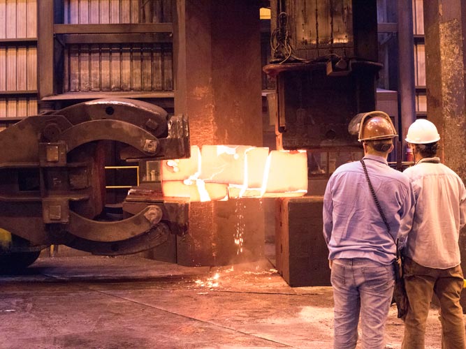 BERG XIX, in process with Tom Joyce - forged iron sculpture - Photo © Anne-Marie Bouttiaux